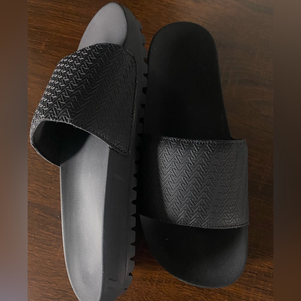 ALDO Slides - Picture 2 of 4
